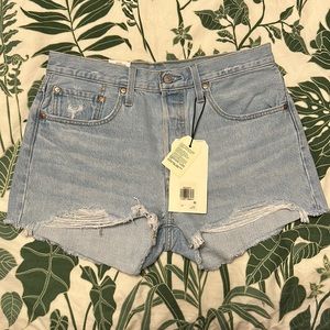 Brand New Women’s Levi Jean Shorts Size 30W/10